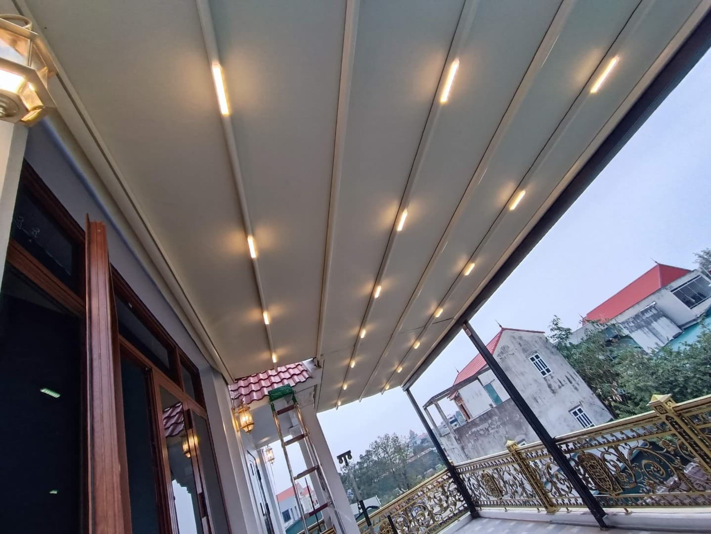 Dàn Che Nắng Vải Bạt 7 Lớp Chống Cháy - Dàn che vải bạt 7 lớp chống cháy, chống UV, chống nóng hiệu quả từ Queen Sky Light.