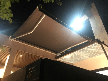 Mái Hiên Gấp Gọn Half Box Awning - Mái hiên gấp gọn Half Box tiết kiệm, vận hành bằng động cơ từ xa.