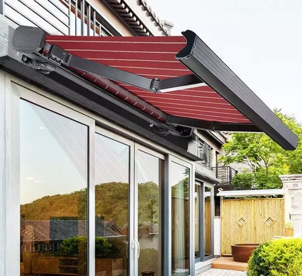 Lắp đặt mái hiên Full Box Awning cho quán cà phê sân vườn
